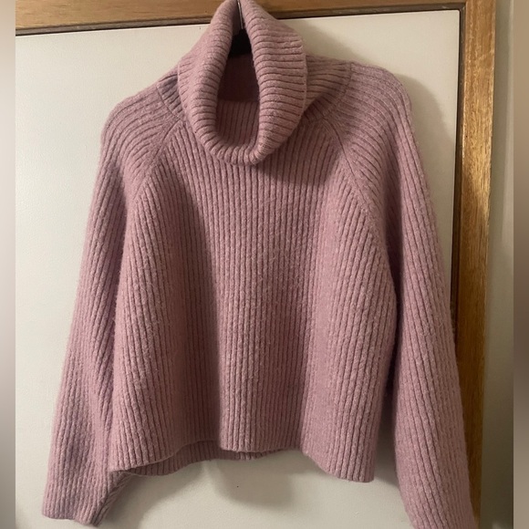 Old Navy Tops - Old Navy (XLg) Soft Pink Feminine Cozy Cropped Turtleneck Knit Top